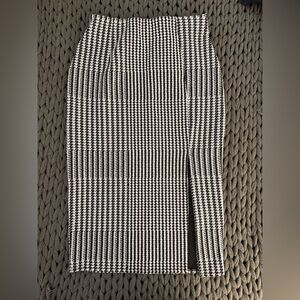 Elegant Black and White Houndstooth Pencil Skirt